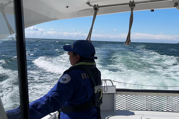 Os voluntários do Marine Rescue NSW retomaram a busca na terça-feira, mas retiraram-se mais tarde naquela manhã devido à deterioração das condições.