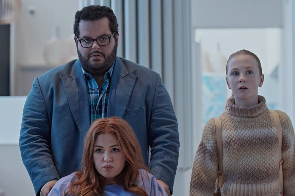 Josh Gad, Isla Fisher and Ariel Donoghue in the new season of Wolf Like Me.