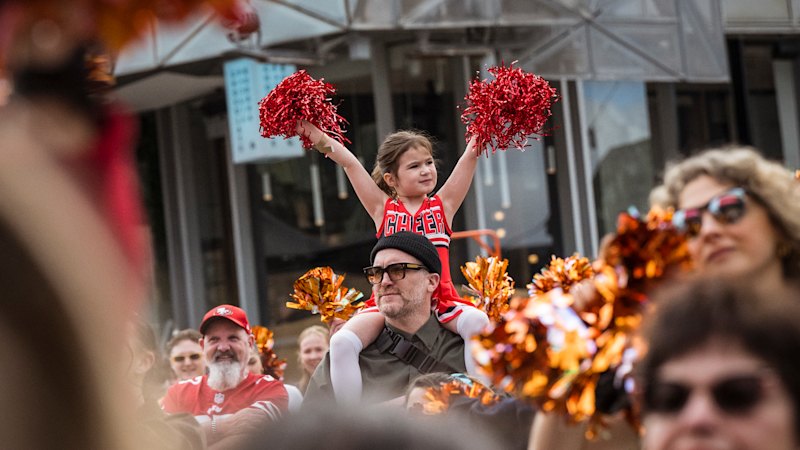 Cheerleading fever sweeps Melbourne in record-breaking fan dance