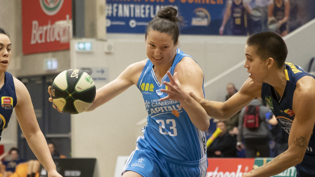 Kelsey Griffin leads Canberra Capitals to gritty road win in Geelong