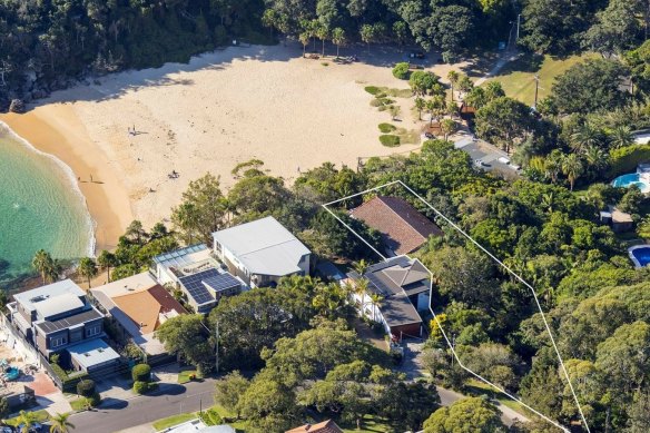 The 1700 square metre property comes with a DA to demolish the house to make way for a $6.5 million new residence.