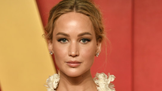 Jennifer Lawrence says she likes eating spaghetti sandwiched between pizza slices.