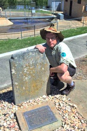 Tim at Henry Dunkley’s grave in the Gunning Sewerage Works.