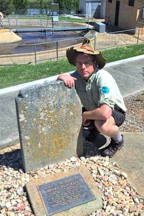 Tim at Henry Dunkley’s grave in the Gunning Sewerage Works.