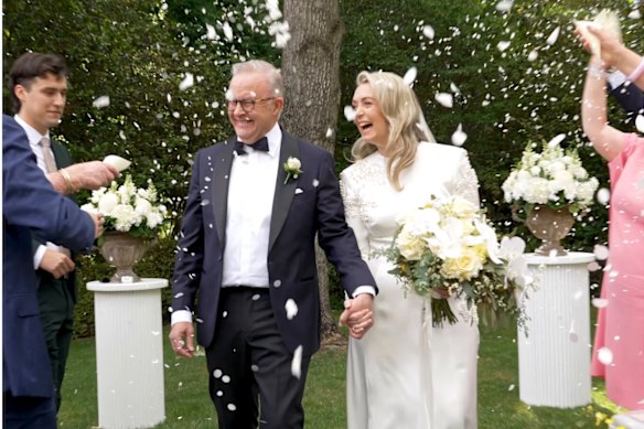 Anthony Albanese y Jodie Haydon en su boda el sábado.