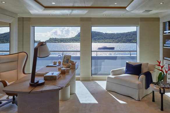 How the other half lives. The floating office on IJE.