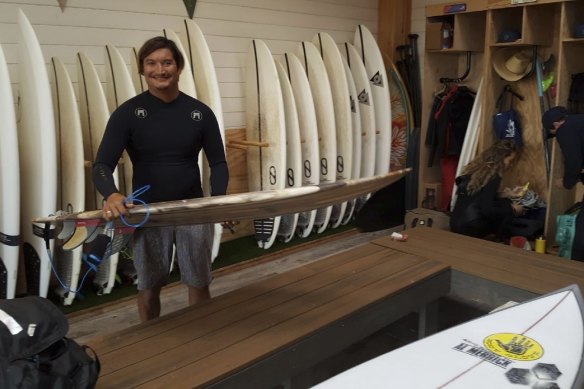 Mikala Jones, Lemoore, California'daki Surf Ranch'te, kardeşi Daniel Jones'un agav bitkisinden elde edilen malzemeleri kullanarak yaptığı bir sörf tahtasını tutarken. 