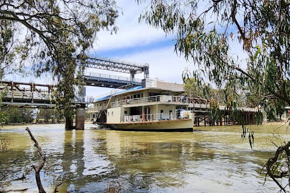 El barco de vapor Australian Star pasa por un puente en Swan Hill en su viaje de 19 días desde Mildura hasta su atracadero actual cerca de Echuca.