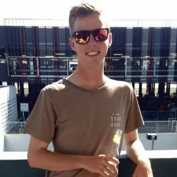 ডিন ওয়েবার তার আলভা বিচ সম্পত্তিতে মৃত্যুর রাতে 19 বছর বয়সে ছিলেন।