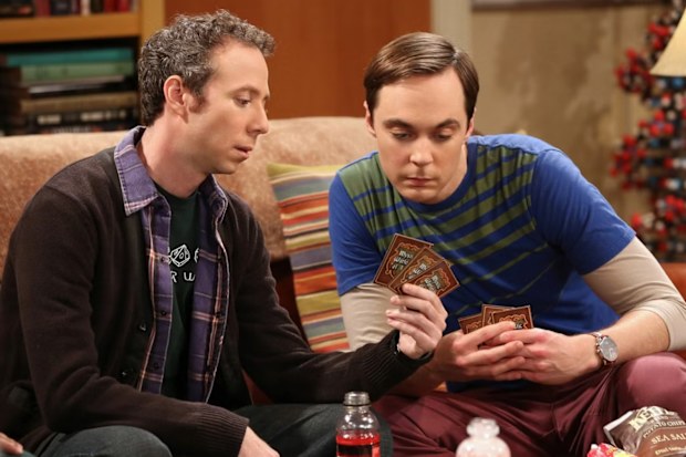 Kevin Sussman as Stuart and Jim Parsons as Sheldon in The Big Bang Theory.