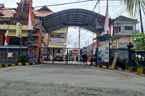 A polícia local de Bali fechou a sede contra o cultivo de imprensa na quinta -feira para continuar.