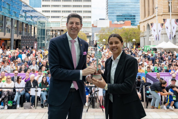 Perth mayor Basil Zempilas presents Sam Kerr with Keys to the City in 2022.