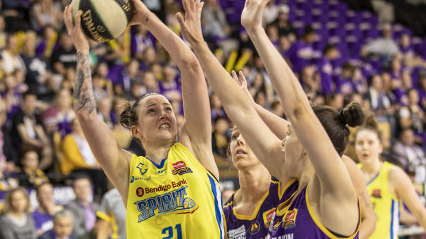 Crowded out:  Bendigo's Marena Whittle looks for a way break through the Boomers defence.