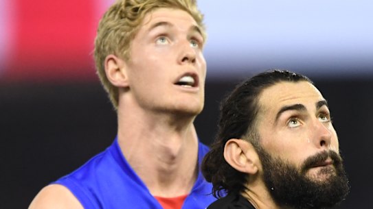 A tall story: Bulldog Tim English and Magpie Brodie Grundy.