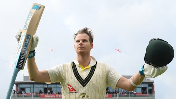 Steve Smith acknowledges the crowd after his 211 in the fourth Test.