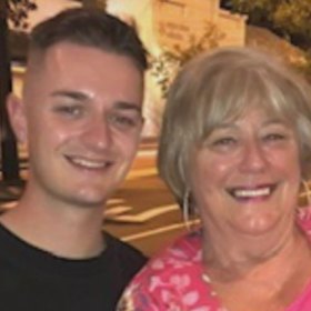 Jack Endersby con su abuela Lyn Newby.