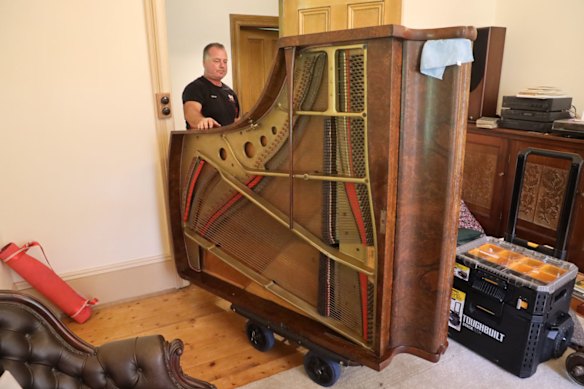 Susette’s late-19th-century Rönisch grand piano on the move to a new home.