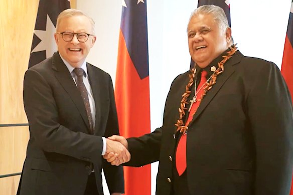 Anthony Albanese and Samoan Prime Minister Laʻauli Leuatea Schmidt. 
