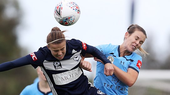 Amy Jackson of Melbourne Victory is challenged by Natalie Tobin.