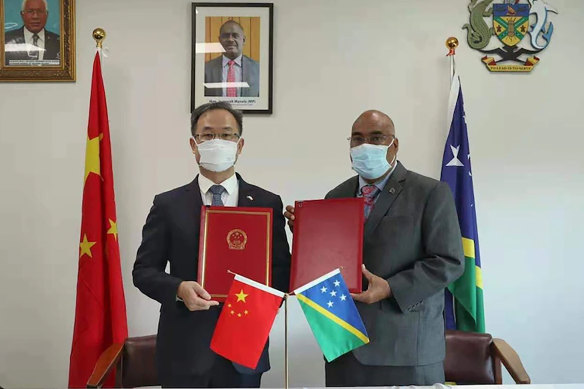 China’s ambassador to Solomon Islands Li Ming and Foreign Affairs Permanent Colin Beck initial the security treaty between the two countries.
