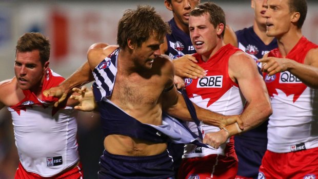 de Boer in the thick of it for the Fremantle Dockers, before he was delisted by former coach Ross Lyon.