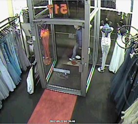 Imagens da The Duchess Boutique que mostravam Adrian Bayley andando.