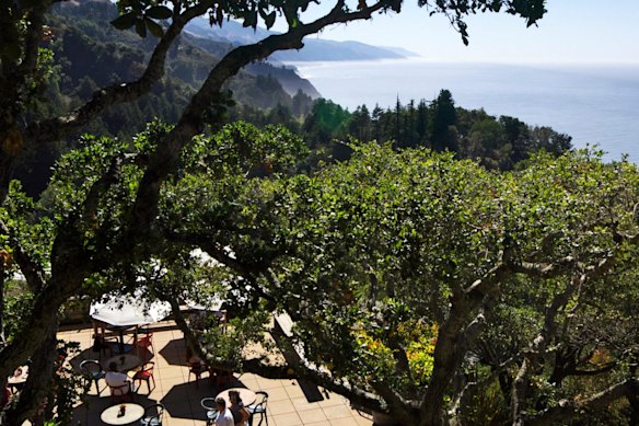La vista da Nepenthe a Big Sur dura per sempre.