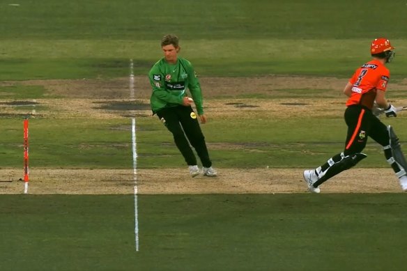 Adam Zampa attempts a Mankad in the BBL earlier this month.