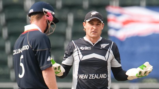 England’s Paul Collingwood with New Zealand wicketkeeper Brendon McCullum in 2009.