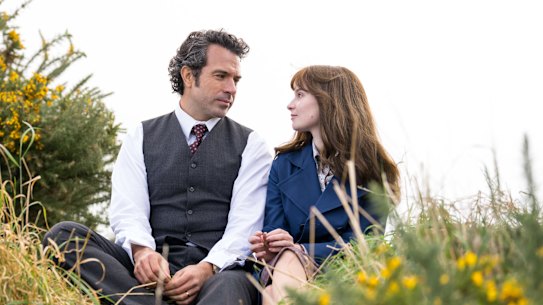 Trespasses의 Michael Agnew (Tom Cullen)와 Cushla Lavery (Lola Petticrew).