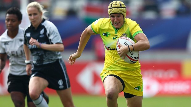 Break: Shannon Parry against Fiji in the women's sevens series in Paris 