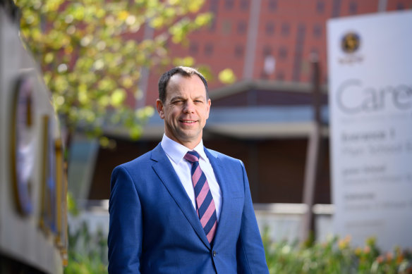 Carey Baptist Grammar School principal Jonathan Walter offered to set up a mediation session between members of the alumni association council. 