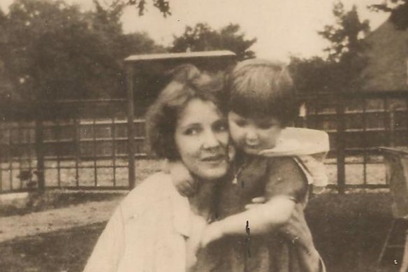 The English poet Elza de Locre, with her daughter.