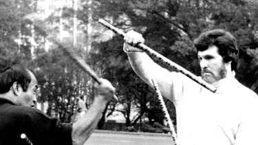 Der amerikanische Kung-Fu-Experte Dan Inosanto tritt 1987 in Sydney mit dem Regisseur Walt Messingham (rechts) an.