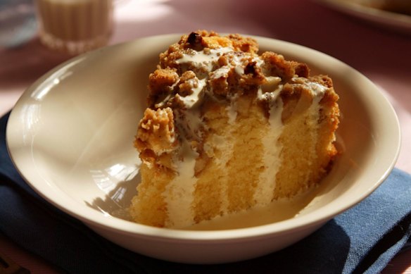 Warm apple crumble cake