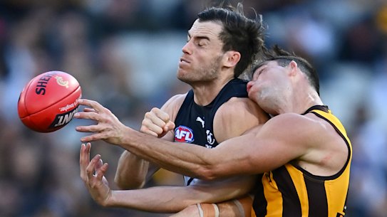 Lachie Plowman and Jaeger O’Meara collide during round 10. 