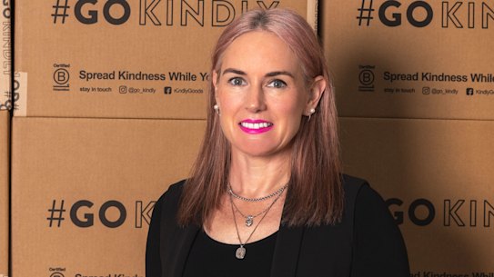 Laura McConnell acabou deixando seu antigo emprego para abrir sua própria empresa depois que comentários desagradáveis ​​a levaram a vivenciar a solidão materna.