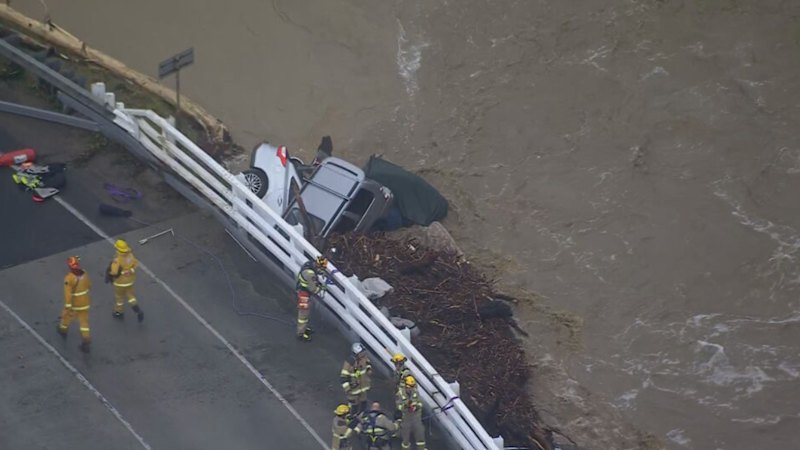 Roof rescues, hundreds evacuated in Wye River, Lorne split in half by flash-flooding