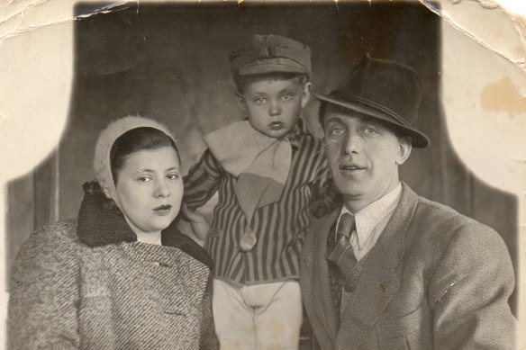 Mindla and Kubush Horowitz with their son, Gad, later known as Denis, in Moscow in 1941.