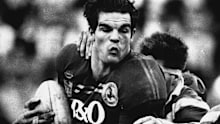 Ian Roberts runs the ball in 1992.