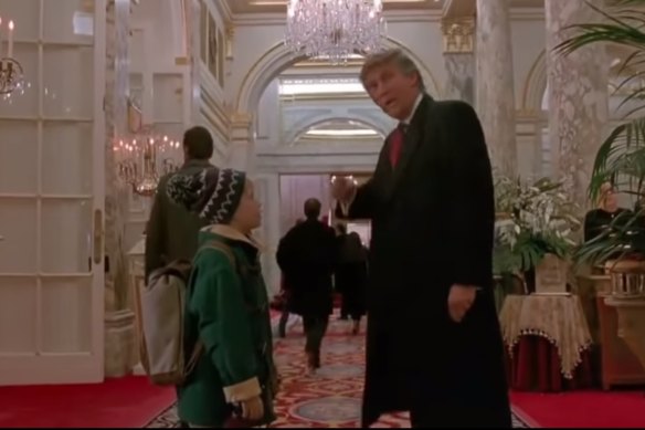 Trump apare alături de Macaulay Culkin în Home Alone 2: Lost in New York.