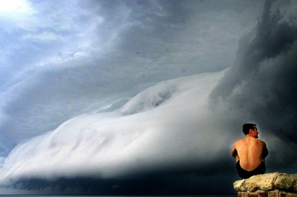 Shelf cloud in Clovelly, 2000. This was one of the first big shelf clouds photos that Moir took.