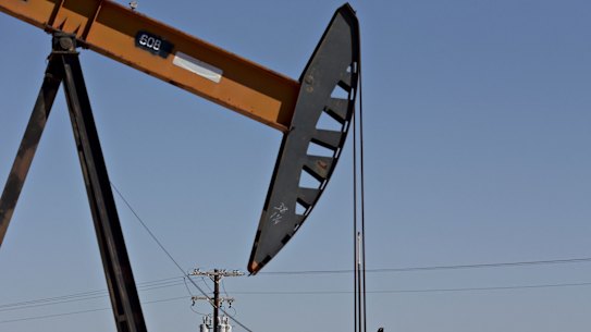 The number of US shale oil rigs in operation has plunged from nearly 1000 to less than 400.