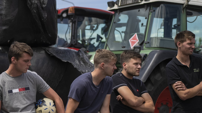 Hollandalı çiftçiler, emisyon azaltımlarına karşı tepki göstererek kasabaları durma noktasına getirdi