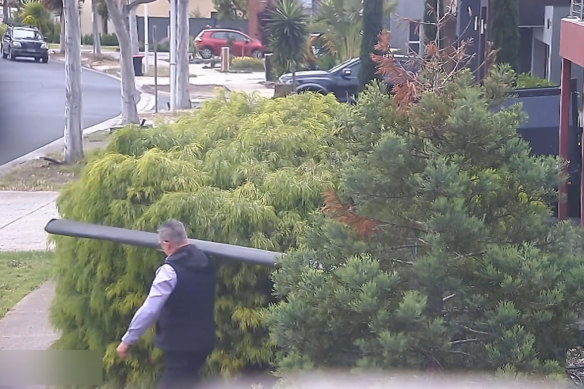 CCTV footage of Lynn removing the awning from his car.