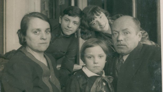 Sarah (front) in 1934 with mother Estera, brother Julek, sister Zosia and father Aron.