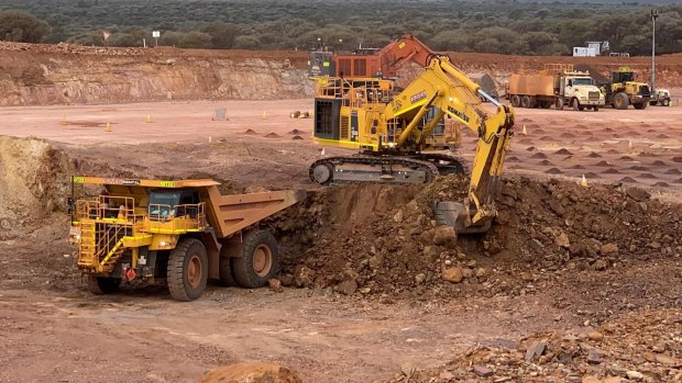 Iron ore price plunge darkens future for new mine in WA’s Mid West
