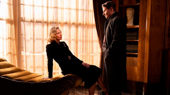 Cate Blanchett and Bradley Cooper in Nightmare Alley.