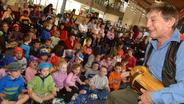 A children's entertainer at the Erindale Library.