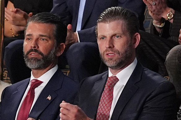 Donald Trump Jr ed Eric Trump davanti al padre, il presidente Donald Trump, hanno consegnato lo Stato dell'Unione il 24 febbraio.